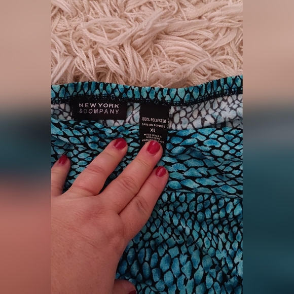 New York & Company Blue Snakeskin Print Sharkbite Hem Skirt SZ XL - Picture 2 of 4